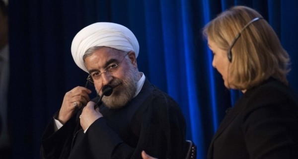 В Иране президента забросали яйцами и обувью