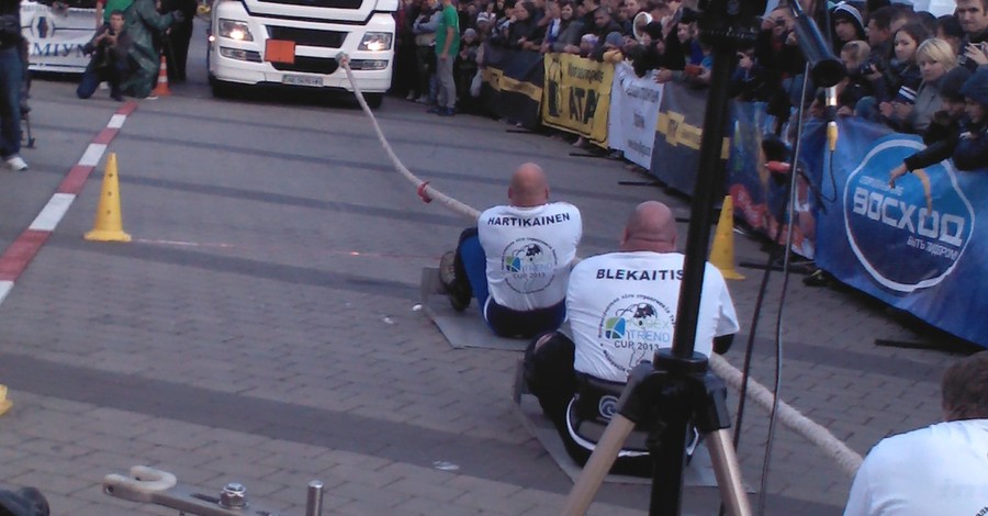 В Днепропетровске силачи тягали 25-тонный бензовоз