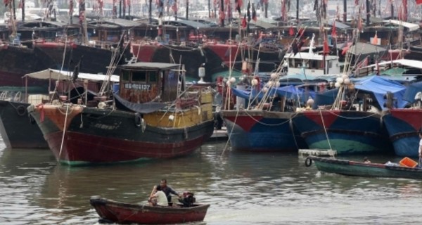 В Китае тайфун утопил два судна с десятками рыбаков