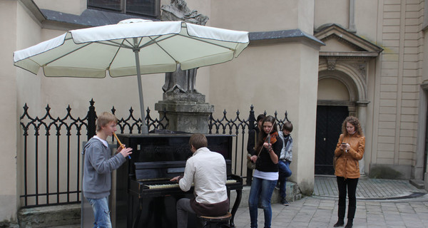 Туристы на улицах Львова согреваются кофе и концертами