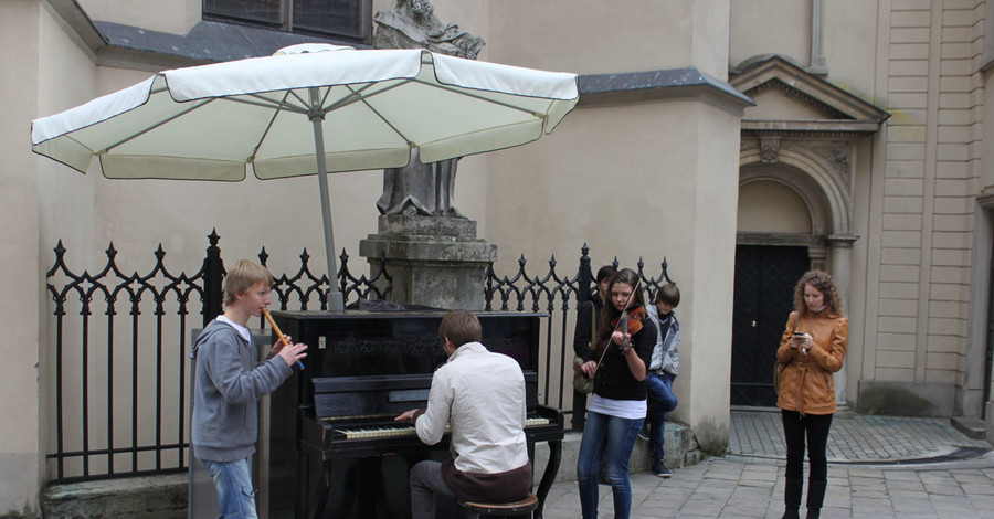 Туристы на улицах Львова согреваются кофе и концертами