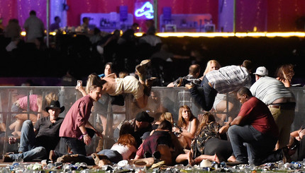 Люди пытаются убежать от расстрела в Лас-Вегасе