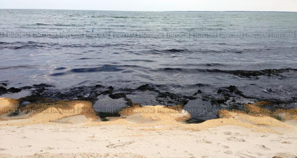 На берег Черного моря вынесло сотни тонн отходов
