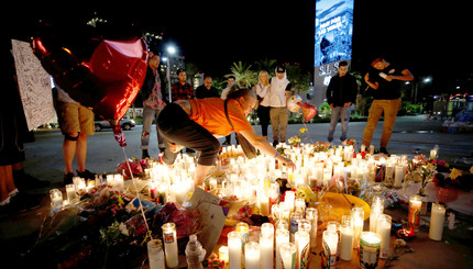 Несут свечи к месту гибели в Лас Вегасе 