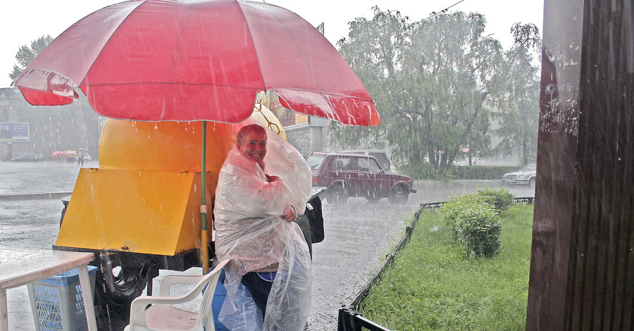 Кому дождь в радость: Таксисты берут двойной тариф, а в кофейнях нет свободных мест