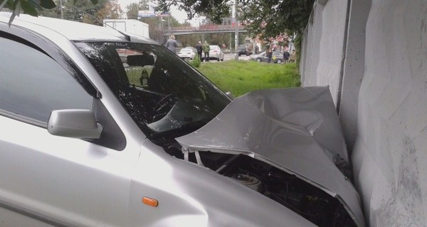 В Киеве иномарка разнесла два авто и застряла в заборе