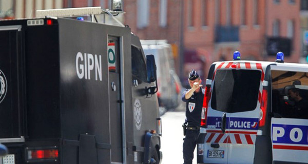 Банда из 15 человек ограбила ювелирный в центре Парижа