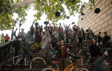 Одесситы организовали ретро-заезд на велосипедах: мопс в корзине и наряды с барахолки