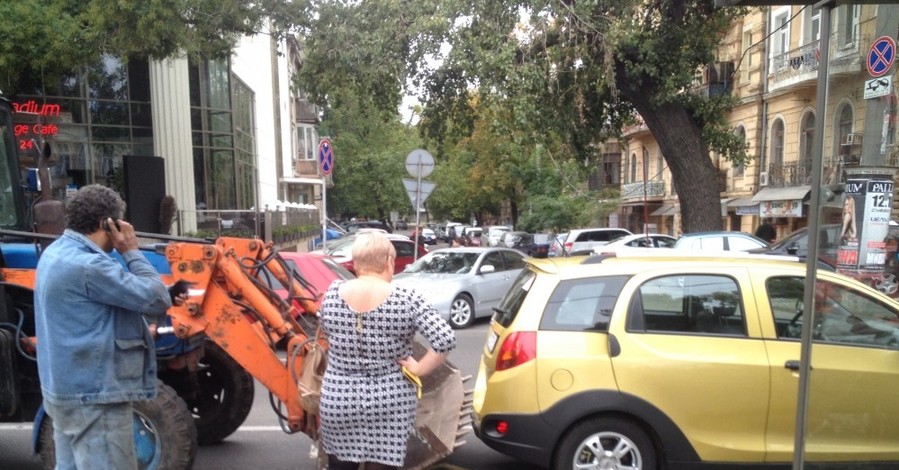 В Одессе на перекрестке легковушку помял экскаватор