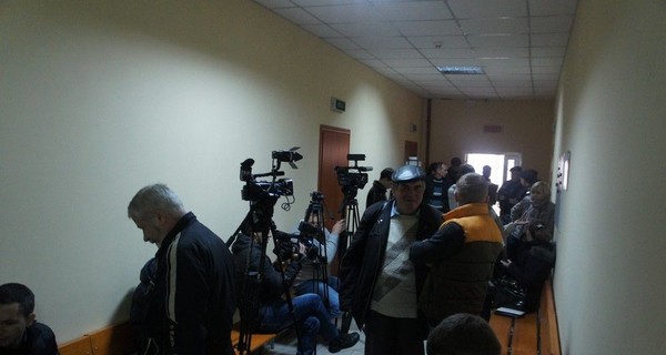 Подробности изнасилования жертвы врадиевских милиционеров обсуждают за закрытыми дверьми