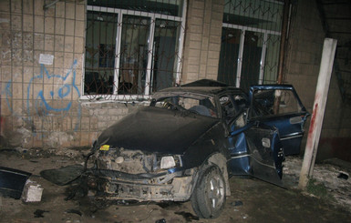 В Луганской области компания молодежи разбилась, врезавшись в стену дома быта