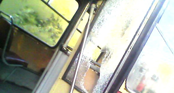 В Черновцах агрессивный пассажир разгромил троллейбус