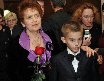 С днем рождения Людмилу Янукович поздравит со сцены 9-летний 