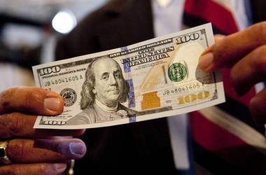Эксперты: вывезенные за границу доллары чаще всего подделывают