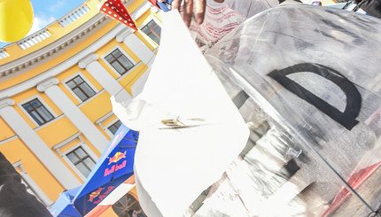 В Одессе у Дюка сегодня кидали яйца на парашютах