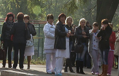 Пока в одесской больнице искали бомбу, детям ставили капельницы в школе