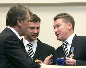 Ющенко наградил футболистов спустя семь с половиной месяцев  