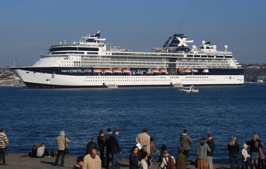 В Севастополе огромный лайнер не смог причалить к берегу