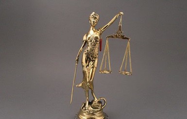 Судей нужно поставить на службу обществу — политолог