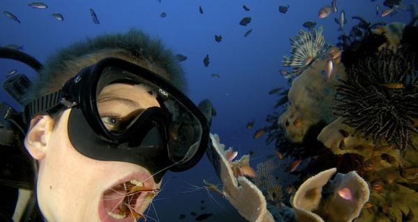 Американский подросток на дне океана почистил себе зубы креветками