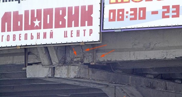 В Киеве рушится Шулявский мост: бетон отваливается кусками