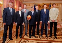 Виктор Янукович встретился с членами Национальной сборной по баскетболу