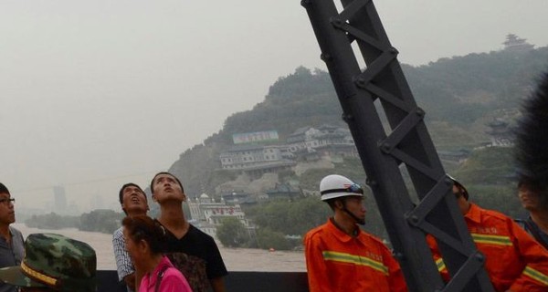 В Китае недостроенный мост рухнул в воду: рабочих смыло ударной волной