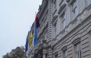 На флагштоках Львовского облсовета вывесили бандеровские флаги