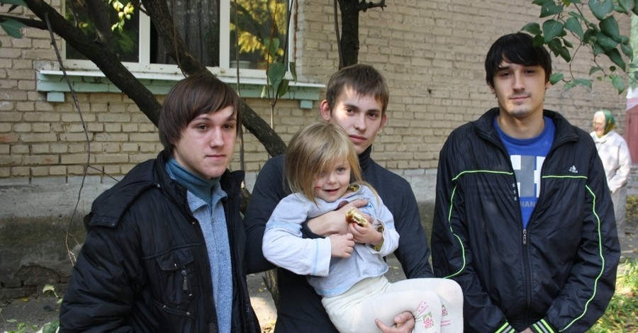 Запорожские студенты по дороге на пары спасли из огня малышку и ее тетю