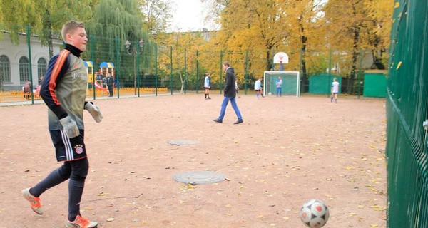 Мэр Житомира подарил жителям площадку с канализационными люками на футбольном поле