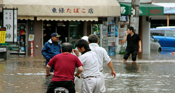 Жертвами тайфуна в Японии уже стали 13 человек 