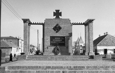 В Мелитополе фашисты снесли статую Ленина и установили мемориал со свастикой