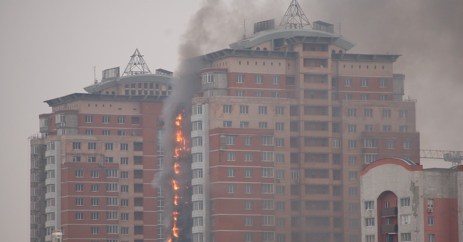 В центре Донецка горит элитный дом