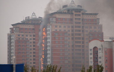 В центре Донецка горит элитный дом
