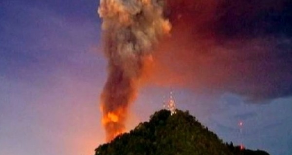 В Таиланде более 12 часов горел торговый центр 