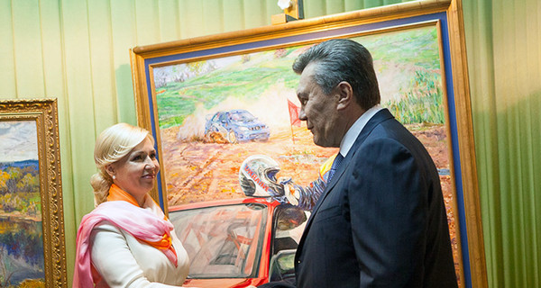 Виктору Януковичу подарили его портрет в спецодежде