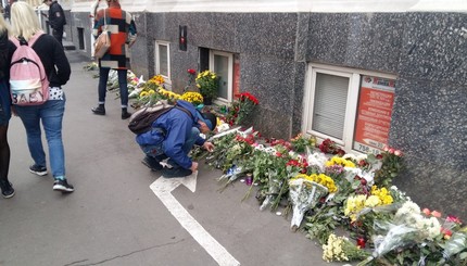 Люди несут цветы к месту трагедии в Харькове 