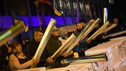 Протестующим под Радой не дали пронести пенопласт
