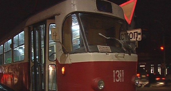 Авария в Днепропетровске:  BMW решил проскочить перед трамваем 