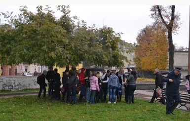 Учеников и учителей львовской школы срочно эвакуировали