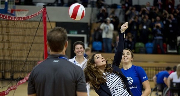 Герцогиня Кембриджская Кейт сыграла в волейбол на каблуках