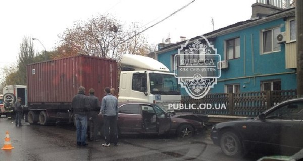 Под Одессой машину свадебного картежа придавил грузовик  