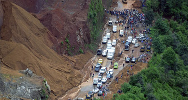 В Индии автобус с гостями свадьбы упал в пропасть