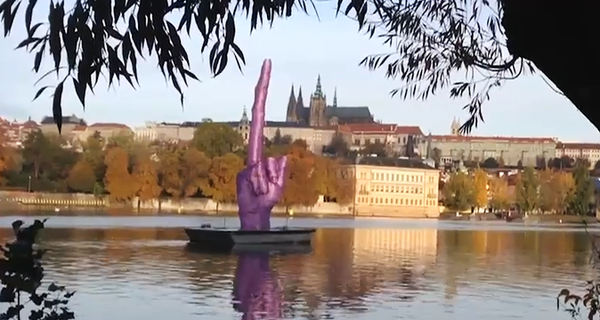 Огромная рука показала средний палец резиденции президента Чехии
