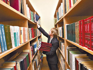    В кабинетах учителей и библиотеках ищут учебники и пособия без грифа Минобразования