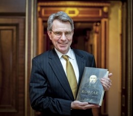 Янукович передал экземпляр 