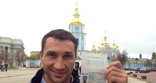Владимир Кличко показал украинский паспорт