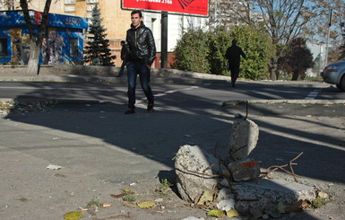 Открытые люки Донецка прикрыли камнями и плитами