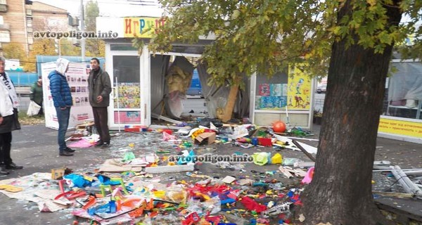 В Киеве столкнулись две иномарки: во все стороны летели детские игрушки