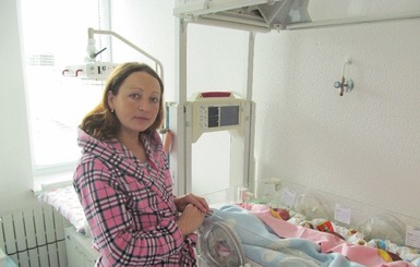 Харьковчанке, родившей тройню без мужа, подарили дом с евроремонтом